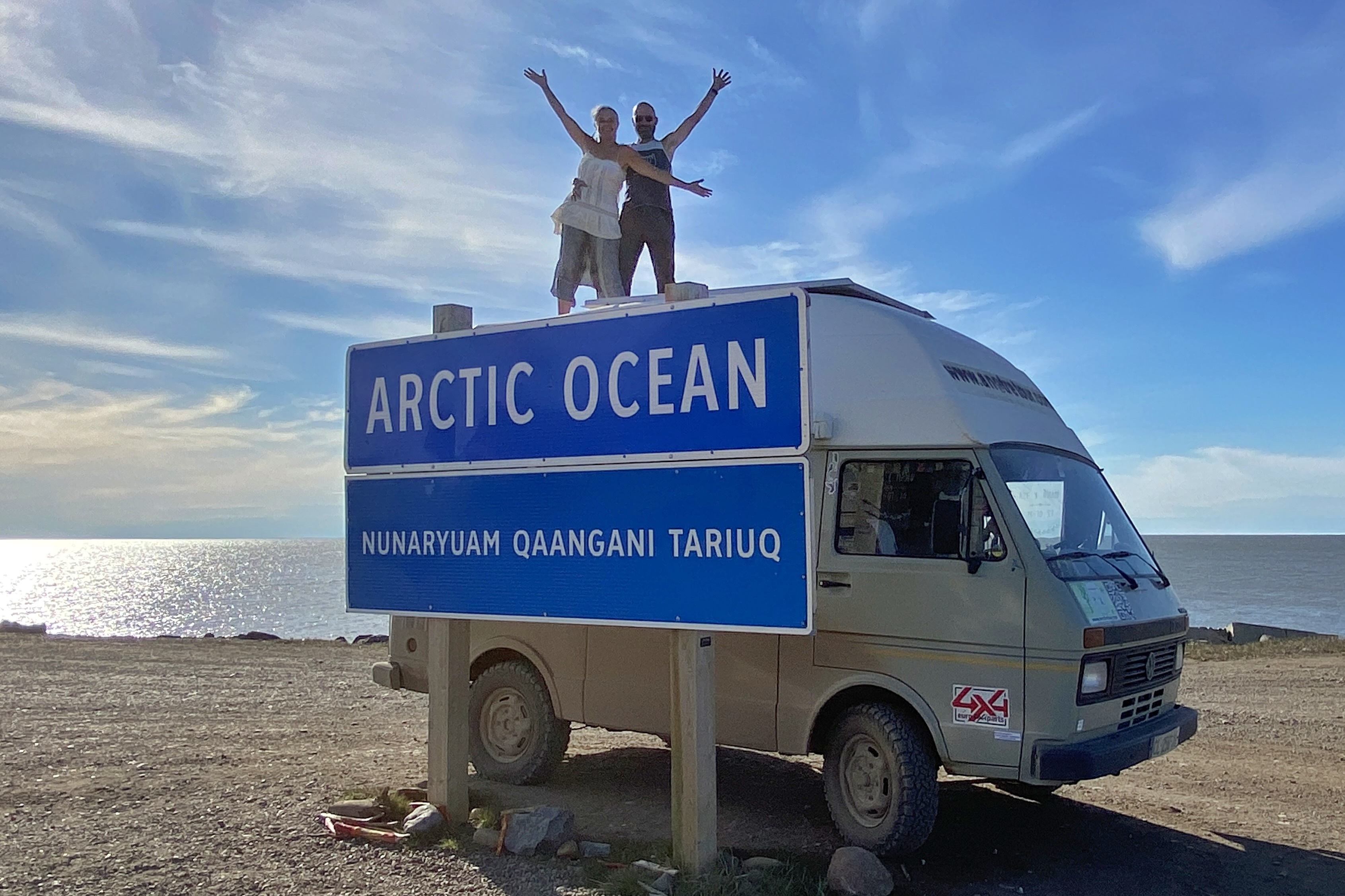 Oscar au bord de l'océan Arctique à Tuktoyaktuk